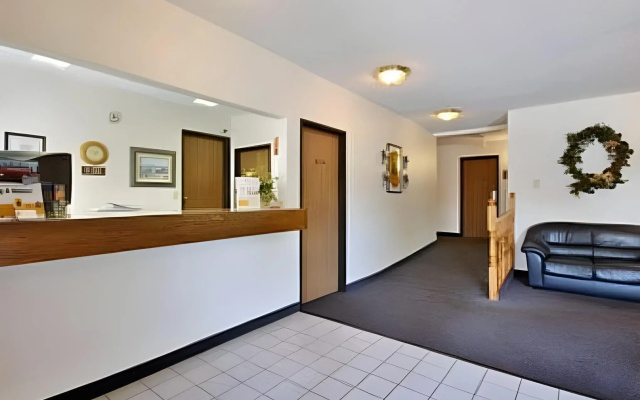 Boarders Inn & Suites by Cobblestone Hotels - Waterloo/Cedar Falls