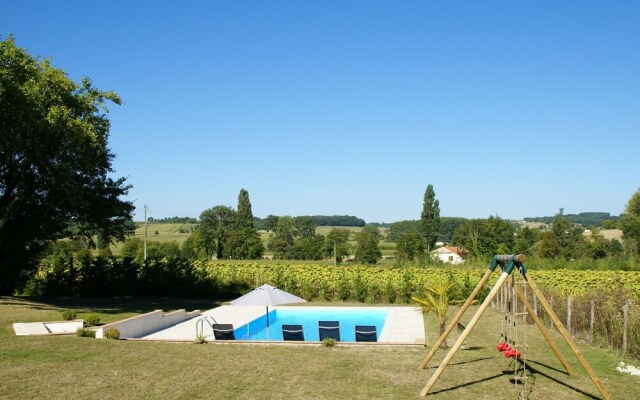 Beautiful Holiday Home with Swimming Pool, Walking Distance From the Centre of Verteillac