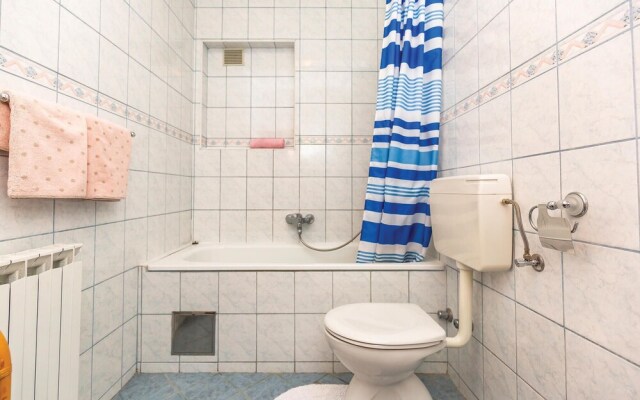 Amazing Home in Makarska With Wifi and 2 Bedrooms