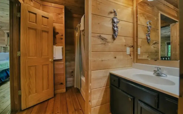 Cabin in Nature w/ Hot Tub & Games!