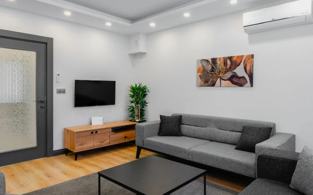 Stylish Flat w Balcony Near Lara Beach