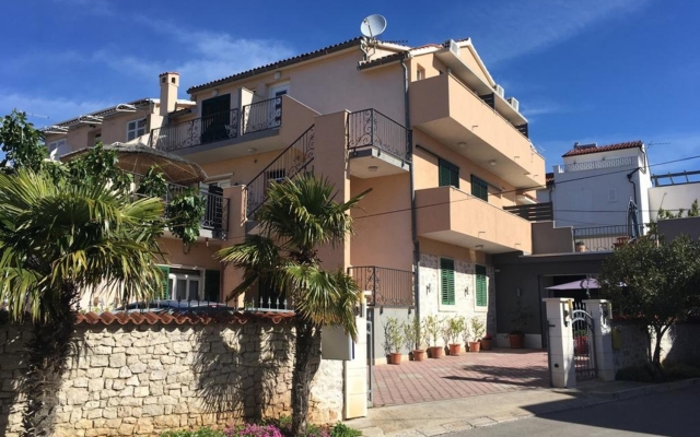 Apartment Petar - 150m from the city center: A3-balkon Vodice, Riviera Sibenik