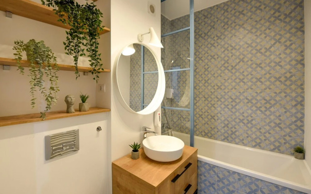 THE BIRD'S STORY. Plaza Residence Studio