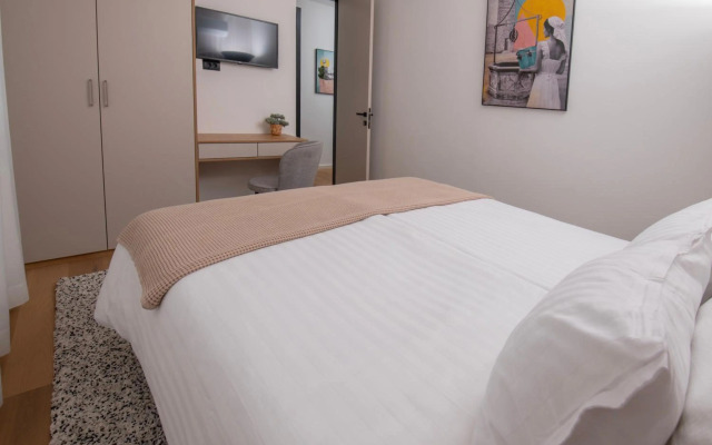 LUX 3 Bedroom Suite with FREE Private Parking