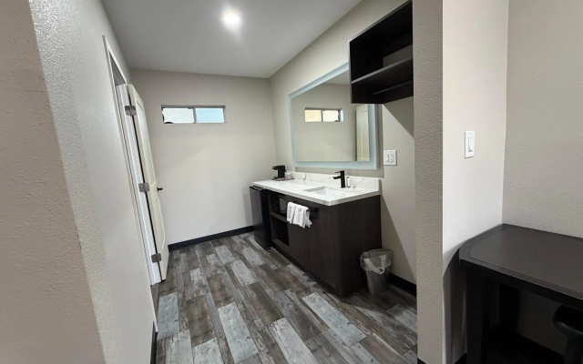 American Inn & Suites LAX