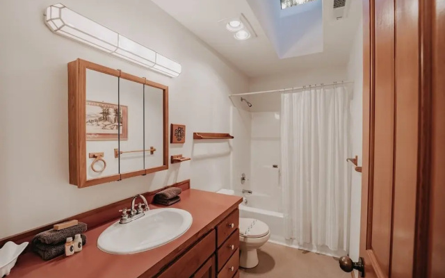 51sl - Ping Pong - Fireplace - D/w - W/d - Sleeps 8 3 Bedroom Home by RedAwning