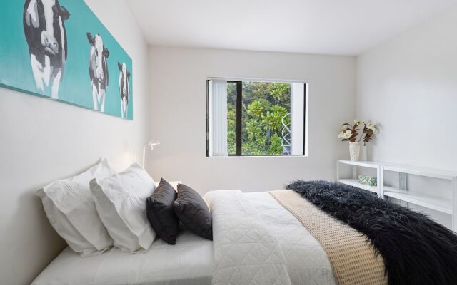Stylish Central 2BR Apt nr Hospital