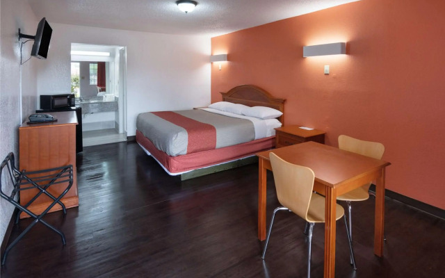Motel 6 Montgomery, AL - Coliseum