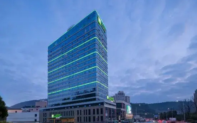 Holiday Inn Express Bazhong Center