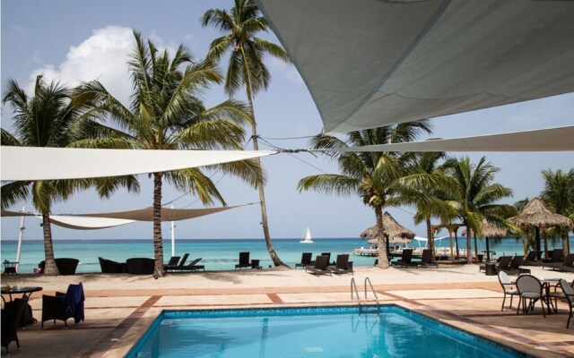 Pool view apartment ideal families 04