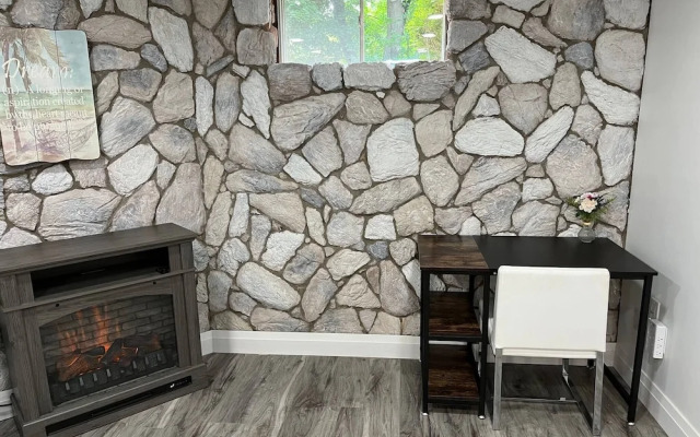 Adorable 1 Bedroom Suite With Kitchen &