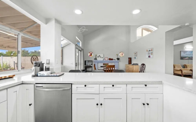 Spacious Retreat Near Iconic LA Sights