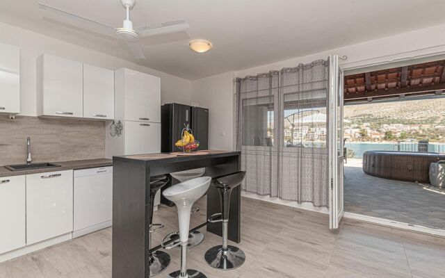 Amazing Home in Grebastica With Wifi and 4 Bedrooms