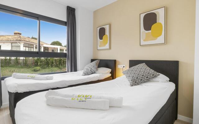 Roli in Estepona with 2 bedrooms and 2 bathrooms