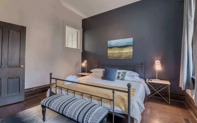 Casa Queen East Jaw Dropping 3BR Suite