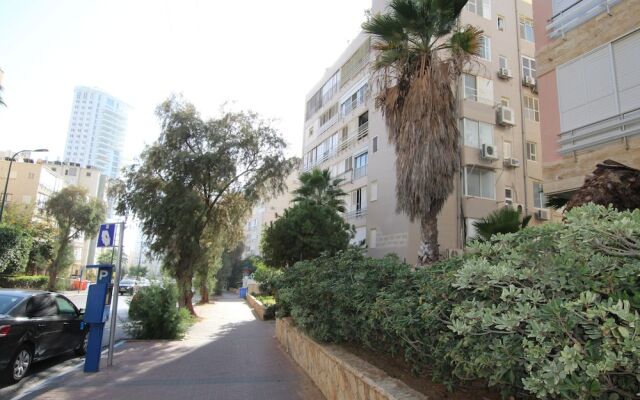 The Seasons King David apartment