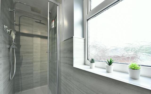 4 Bedroom, 2 bathroom house - Free Parking