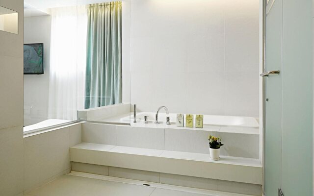 The Bathtel