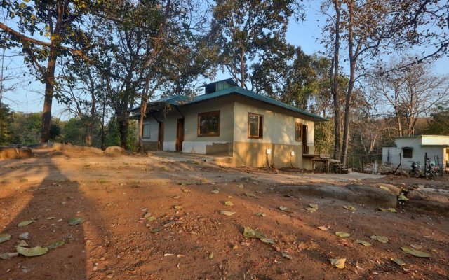 Bison Retreat - Pench
