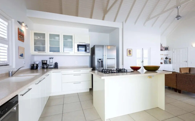 Ocean Whisper Villa in Sint Willibrordus