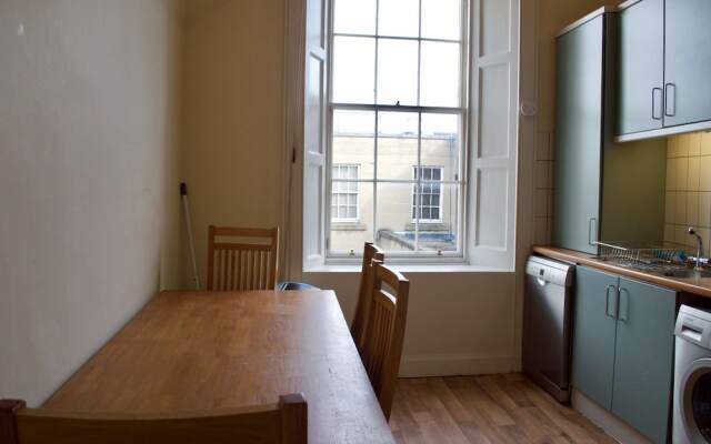 3 Bedroom Central Flat With Castle Views