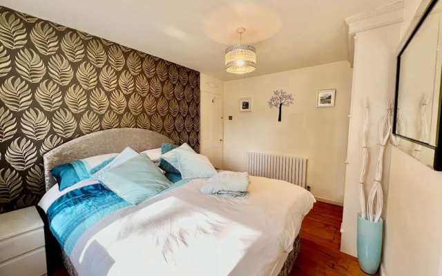 Housesleeps7-parking-garden-fireplace-beachnearby