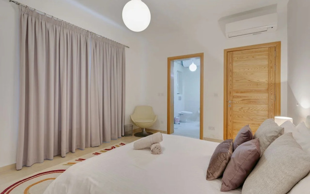 Luxury Apt With Side Seaviews and Pool, Best Location