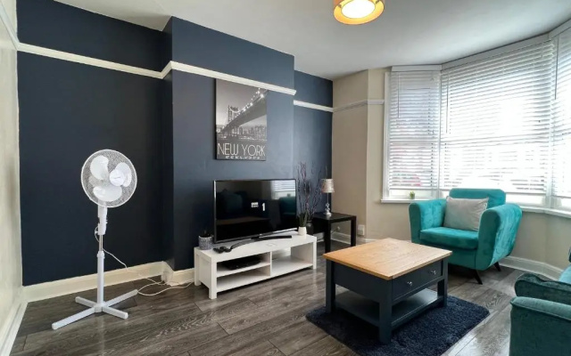 Comfortable King Bed - Location - Contractors - Family - Parking