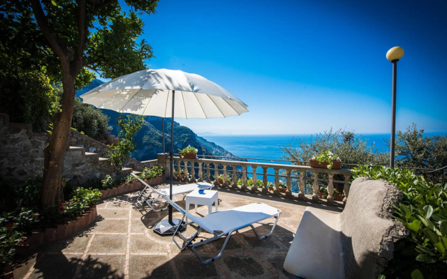 Villa Savina - Elegant Family Villa Overlooks Amalfi Coast -