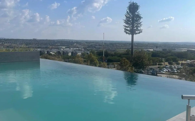 Modern 1 Bedroom Executive Apartment in Waterfall