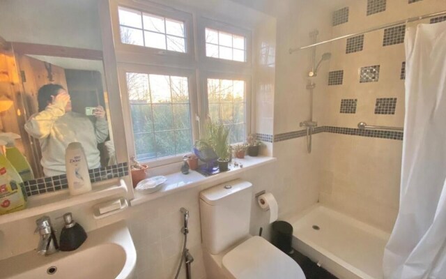 2-bed Apartment in High Wycombe Private Garden