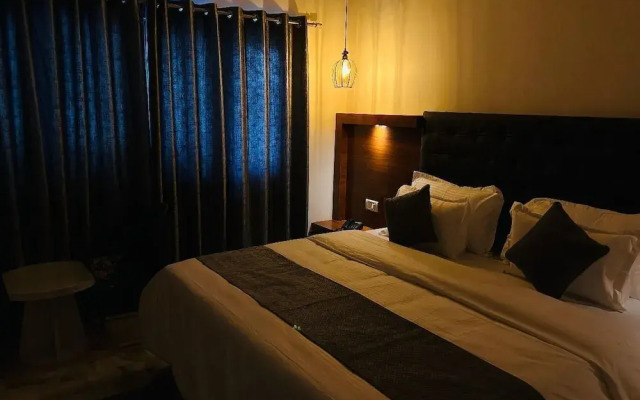 Hotel 7 Cr