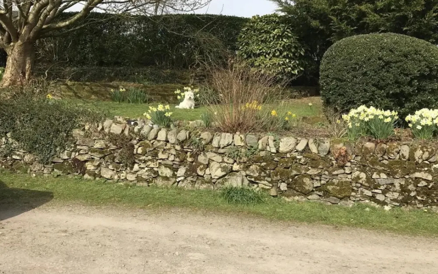 Shepherds Hut-1 Bed-hot Tub -views