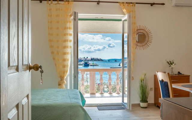 Mare-More studio w balcony and beach front and view