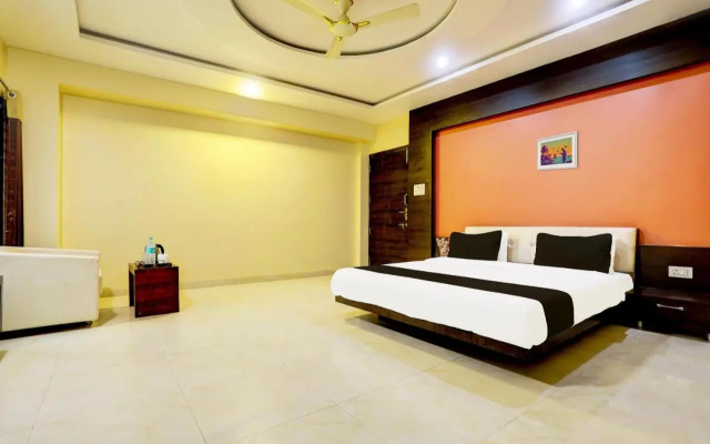 OYO 27960 Hotel Divya Sai Palace