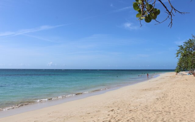Afreeka Beach Hostel & Music Bar