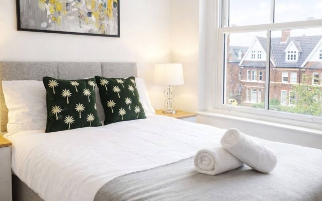 Spacious 2BR Bedford Apartment for 6