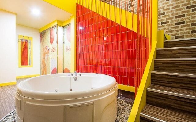 Hotel 369