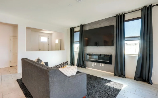 Sunny Arizona Escape w/ Patio, Grill & Fireplace!