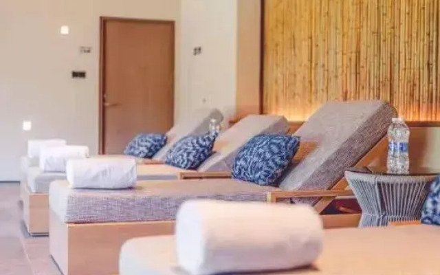 Qingdao Yixing Fang Hua Jian Tang · Lan She