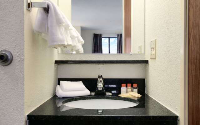 Days Inn by Wyndham Oglesby/ Starved Rock