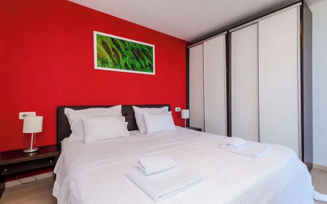 Villa Art Gallery - Six Bedroom Villa with Terrace and Swimming Pool