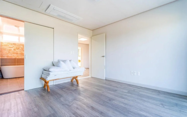 Jeju Byeoleuldameunbaramarae Pension