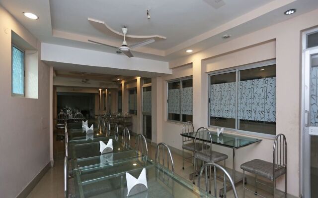 OYO 28314 Hotel Larica