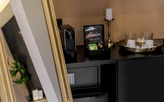 Clyde Athens by Nin&Bau