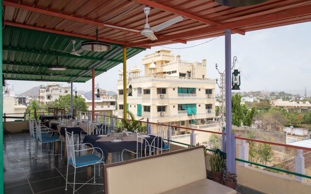 OYO 14119 Hotel Manwar