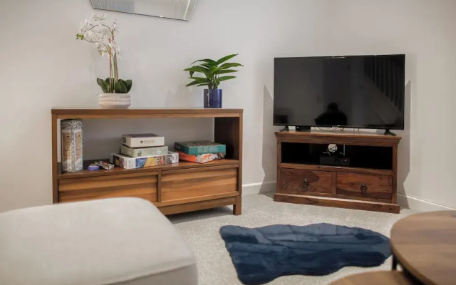 Stunning 2 BD with Patio & Free Parking