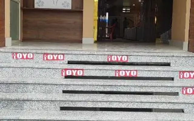 OYO 86772 V s