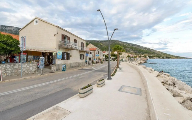 Top Location! Beach & Center Apt 4