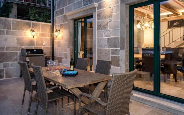 Luxury Palazzo v. Pelsocz Hvar Town